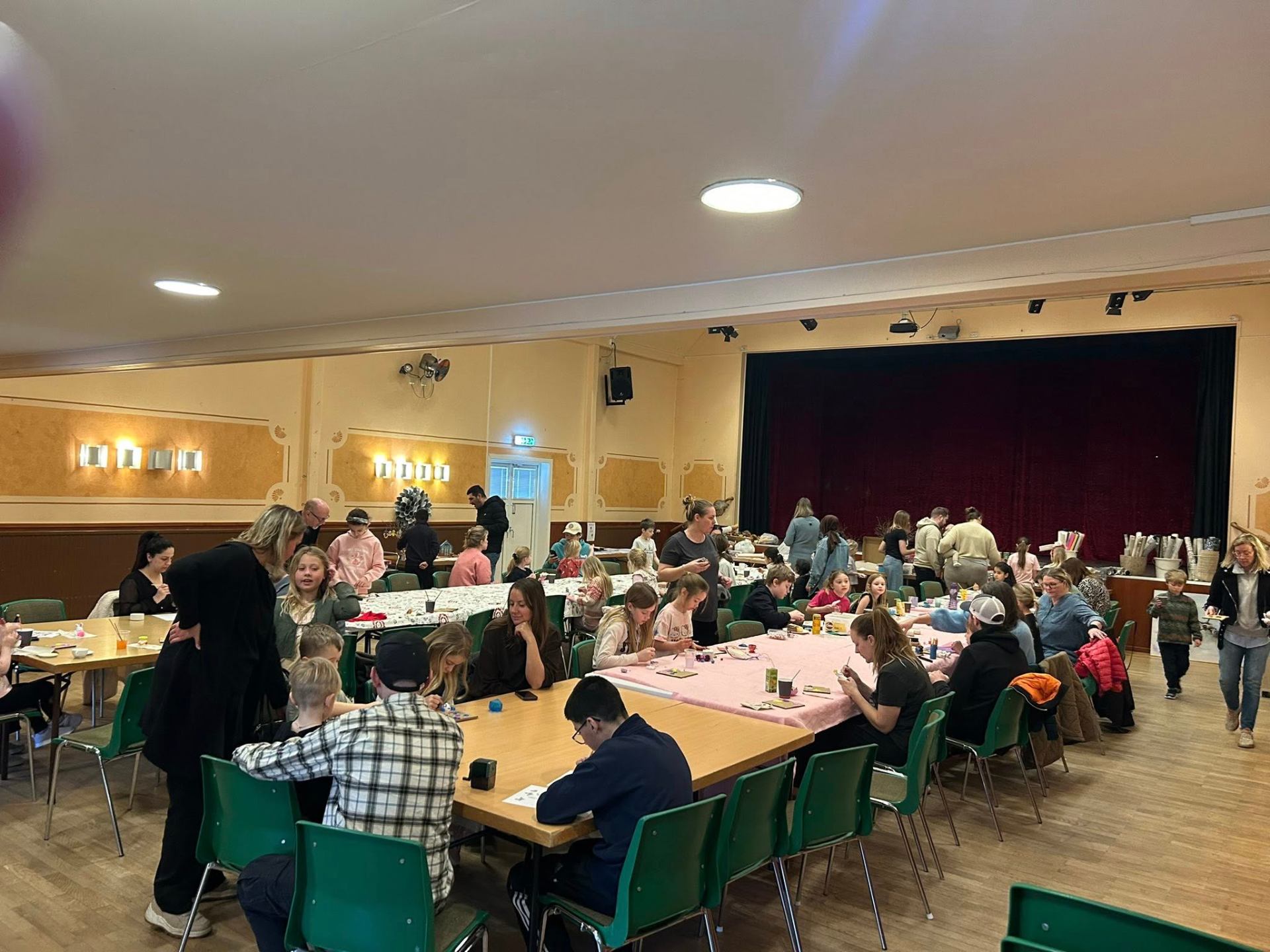 Folkets Hus Brastad – fullsatt sal med pyssel och aktiviteter